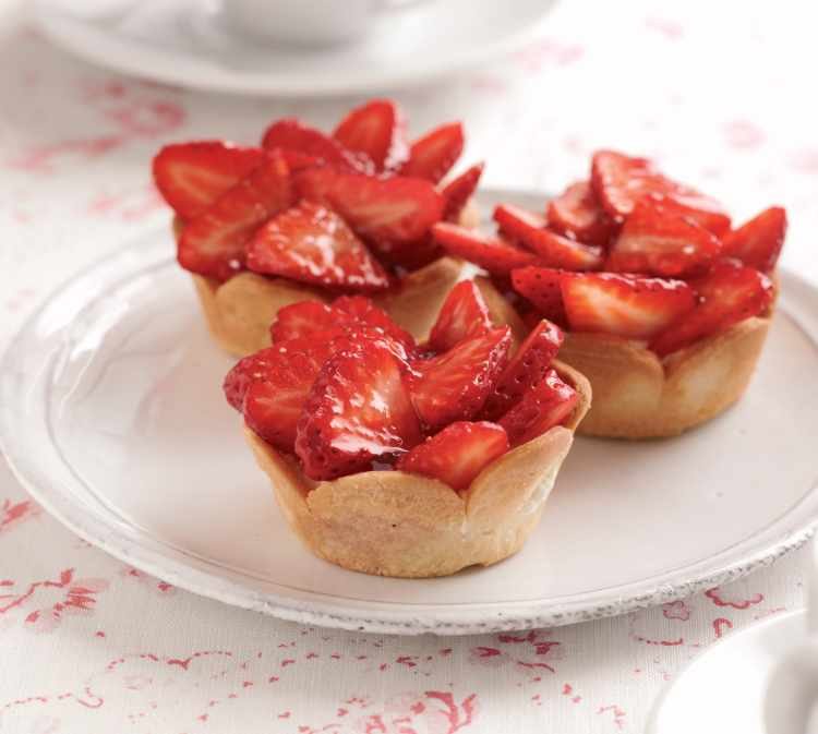 Glazed Strawberry Tarts with Elderflower Cream Recipe: Veggie