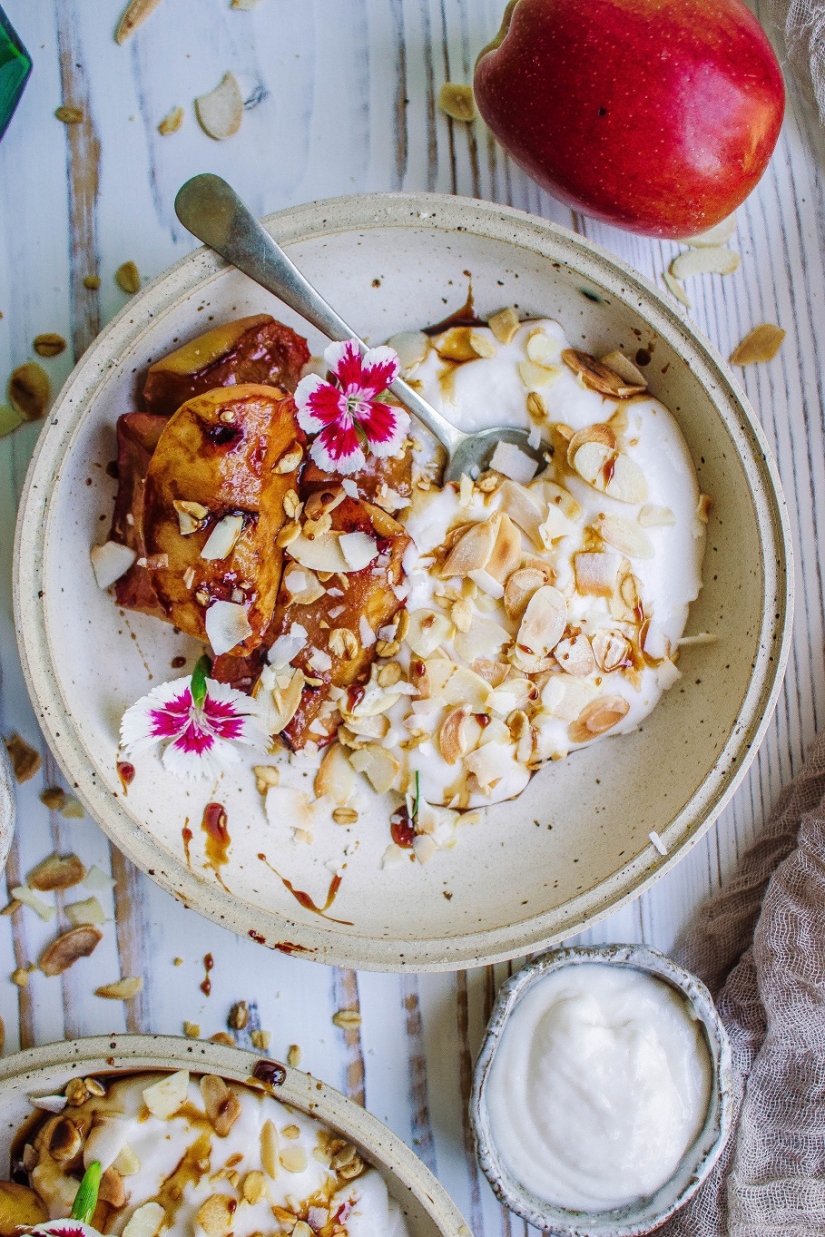 Caramelised Grilled Apples with Coconut Cream and Granola