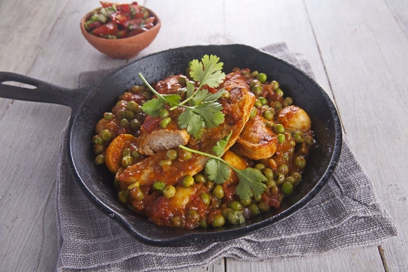Spicy Quorn Curry with Potatoes & Peas