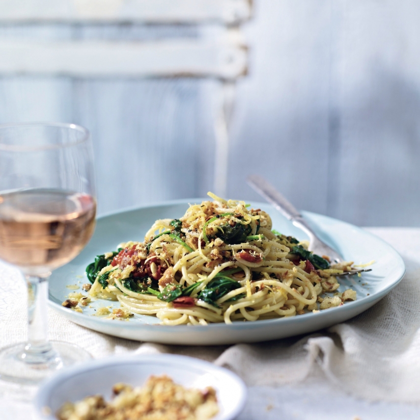 Garlicky Crumbed Spaghetti